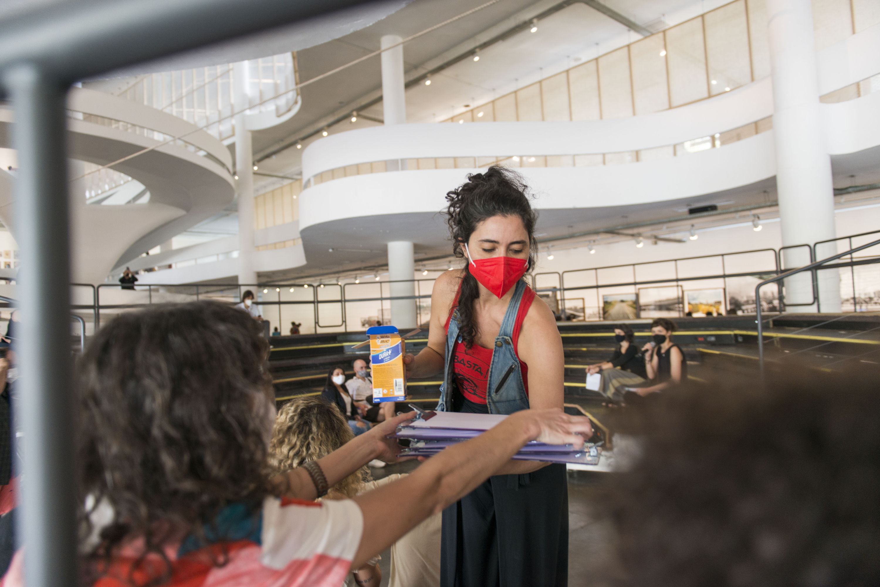 deposition / desposição, 2021: Artist Beatriz Cruz, organizer of the Conversaçōes (Conversations) programming series, hands out drawing supplies to an audience at deposition , at the 34th São Paulo Biennial, Brazil, 2021. Marissa Lee Benedict, Daniel de Paula, and David Rueter