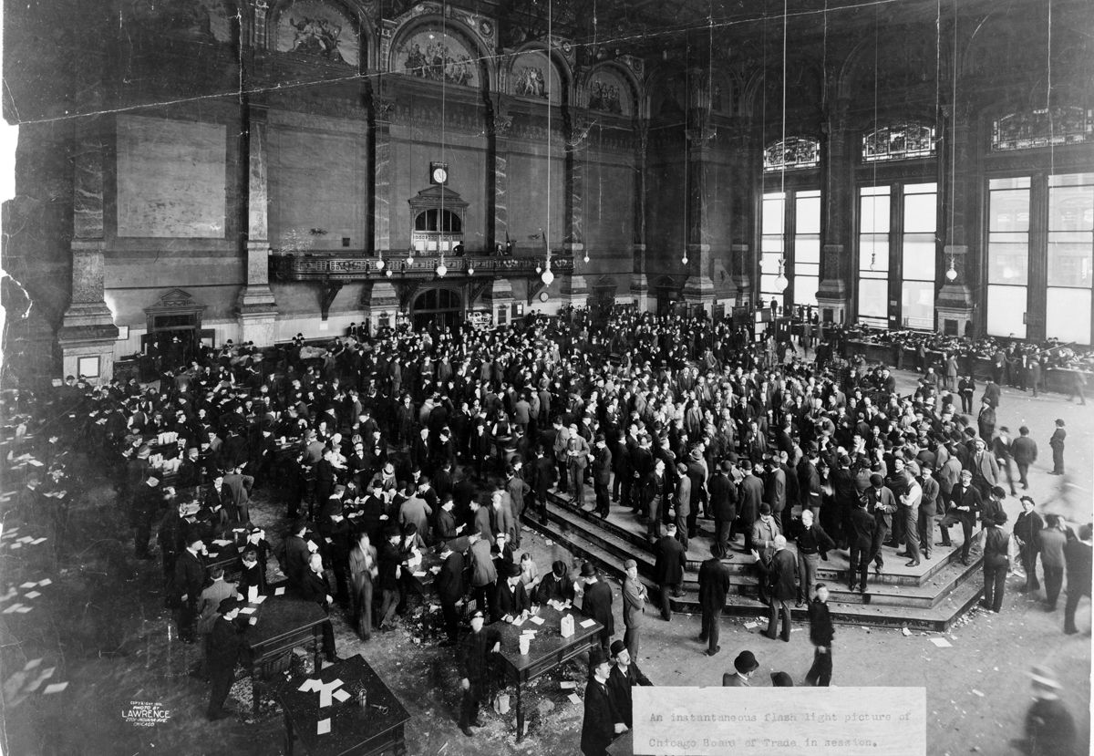 deposition / desposição, 2021: Photograph of the trading floor of the Chicago Board of Trade, 1900. Marissa Lee Benedict, Daniel de Paula, and David Rueter